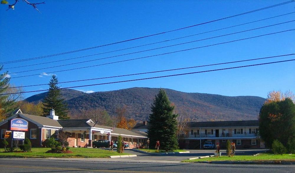 Howard Johnson By Wyndham Williamstown Bagian luar foto