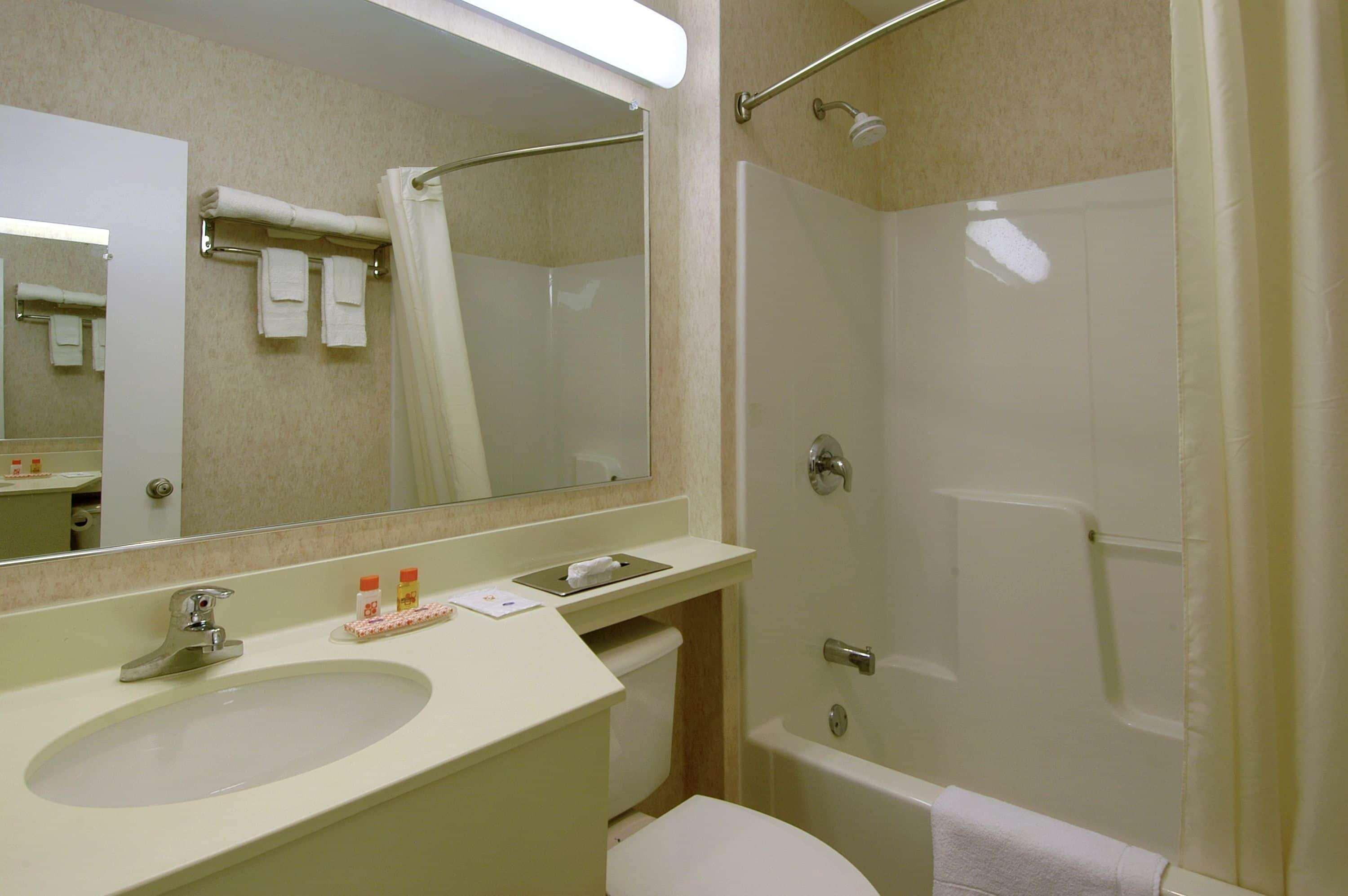 Howard Johnson By Wyndham Williamstown Bagian luar foto
