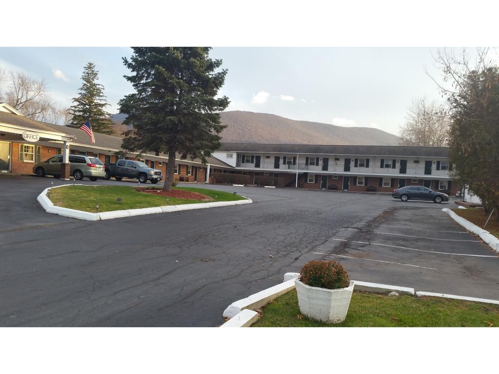 Howard Johnson By Wyndham Williamstown Bagian luar foto