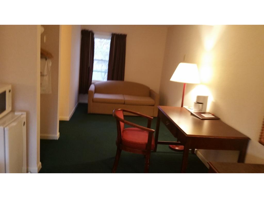 Howard Johnson By Wyndham Williamstown Bagian luar foto