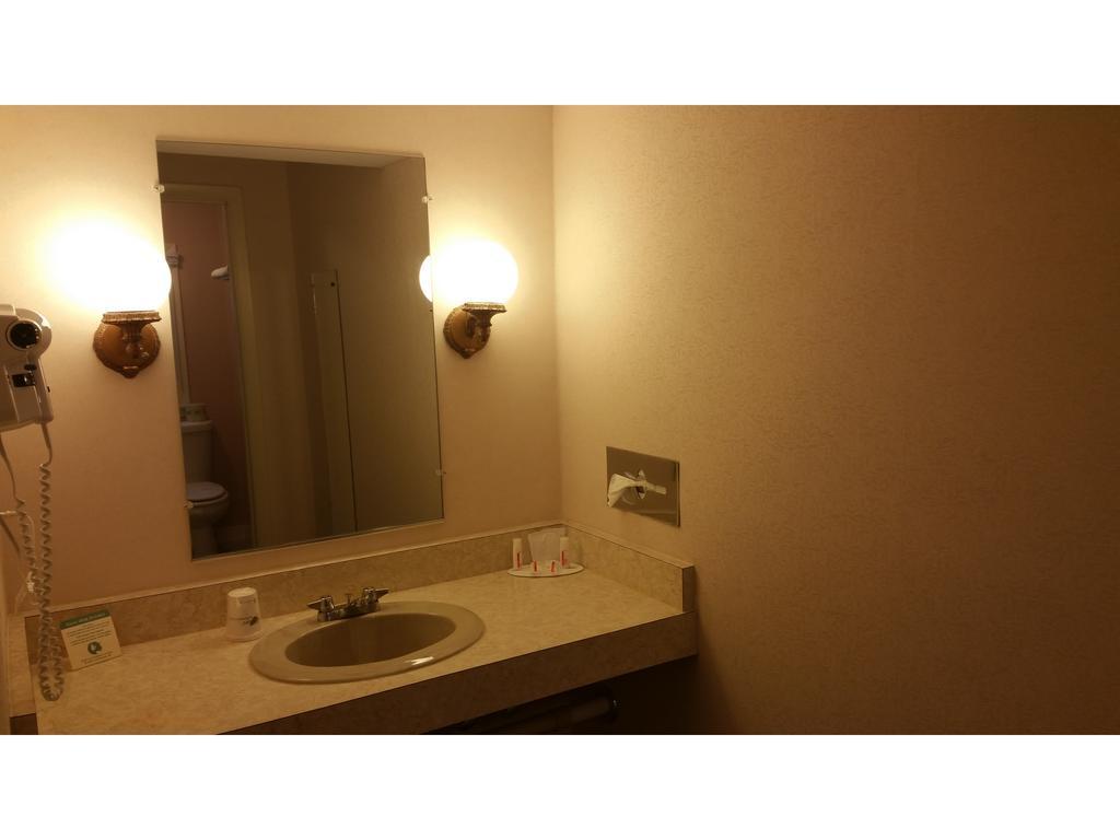 Howard Johnson By Wyndham Williamstown Bagian luar foto
