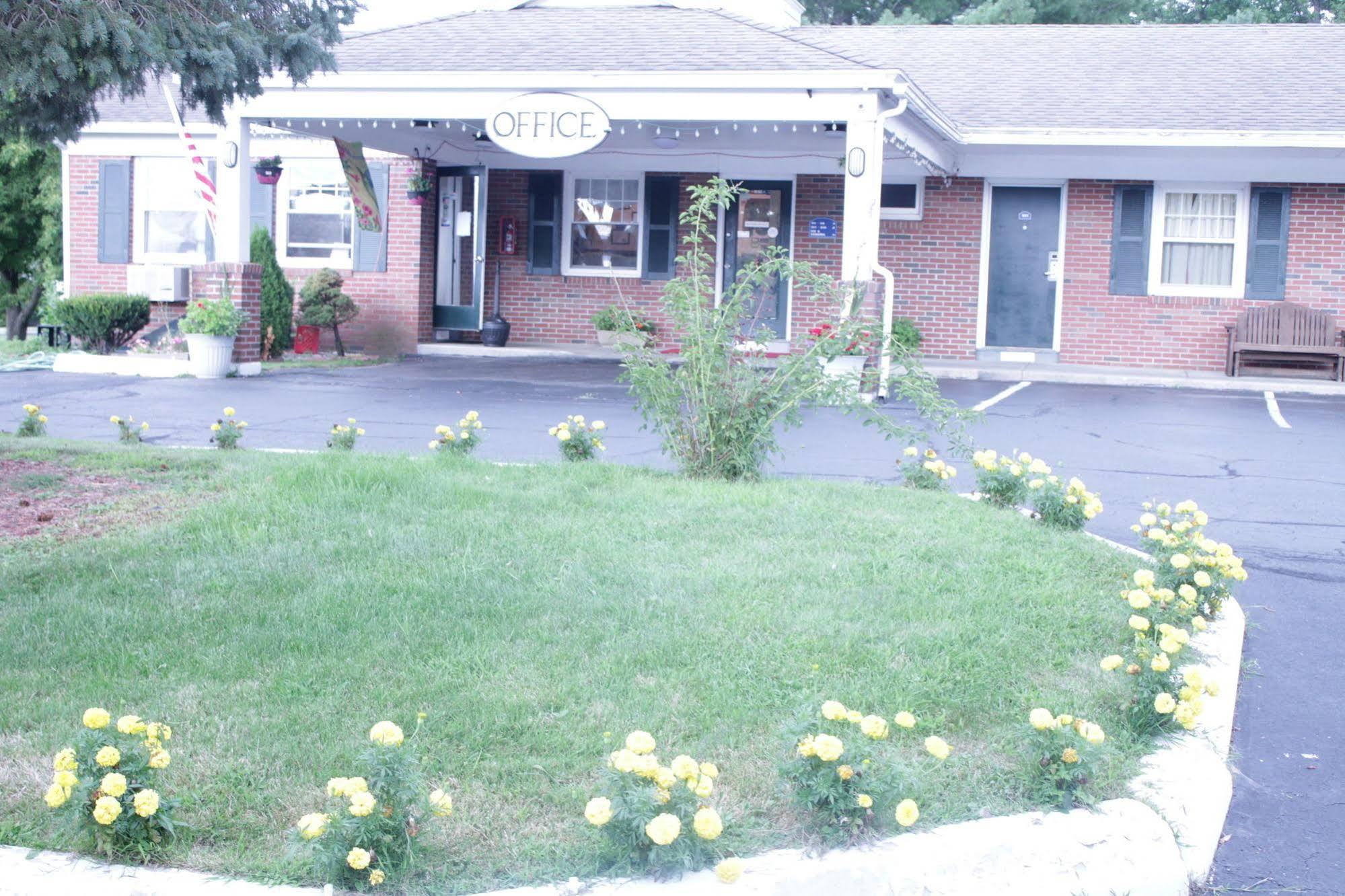 Howard Johnson By Wyndham Williamstown Bagian luar foto
