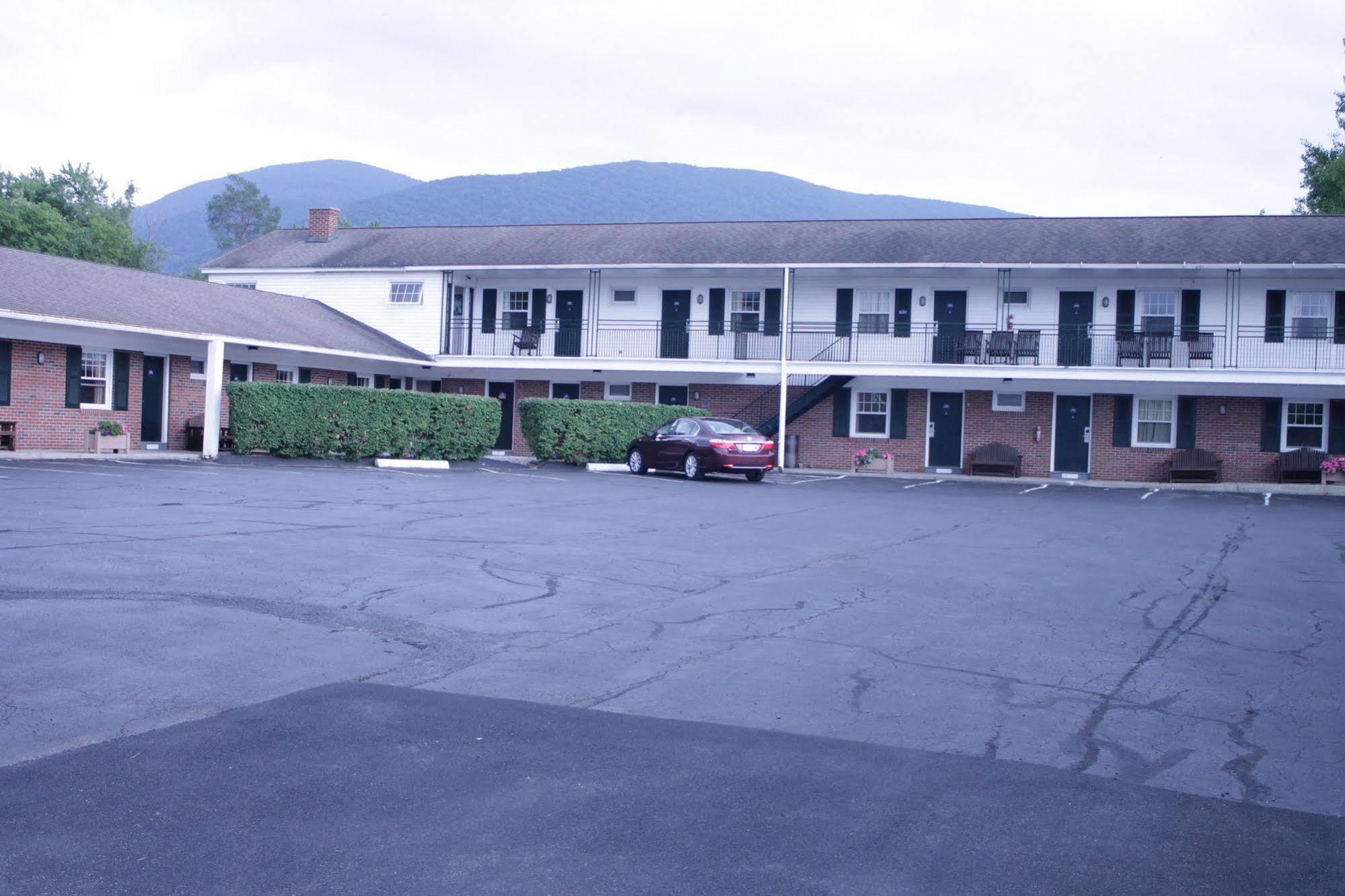 Howard Johnson By Wyndham Williamstown Bagian luar foto