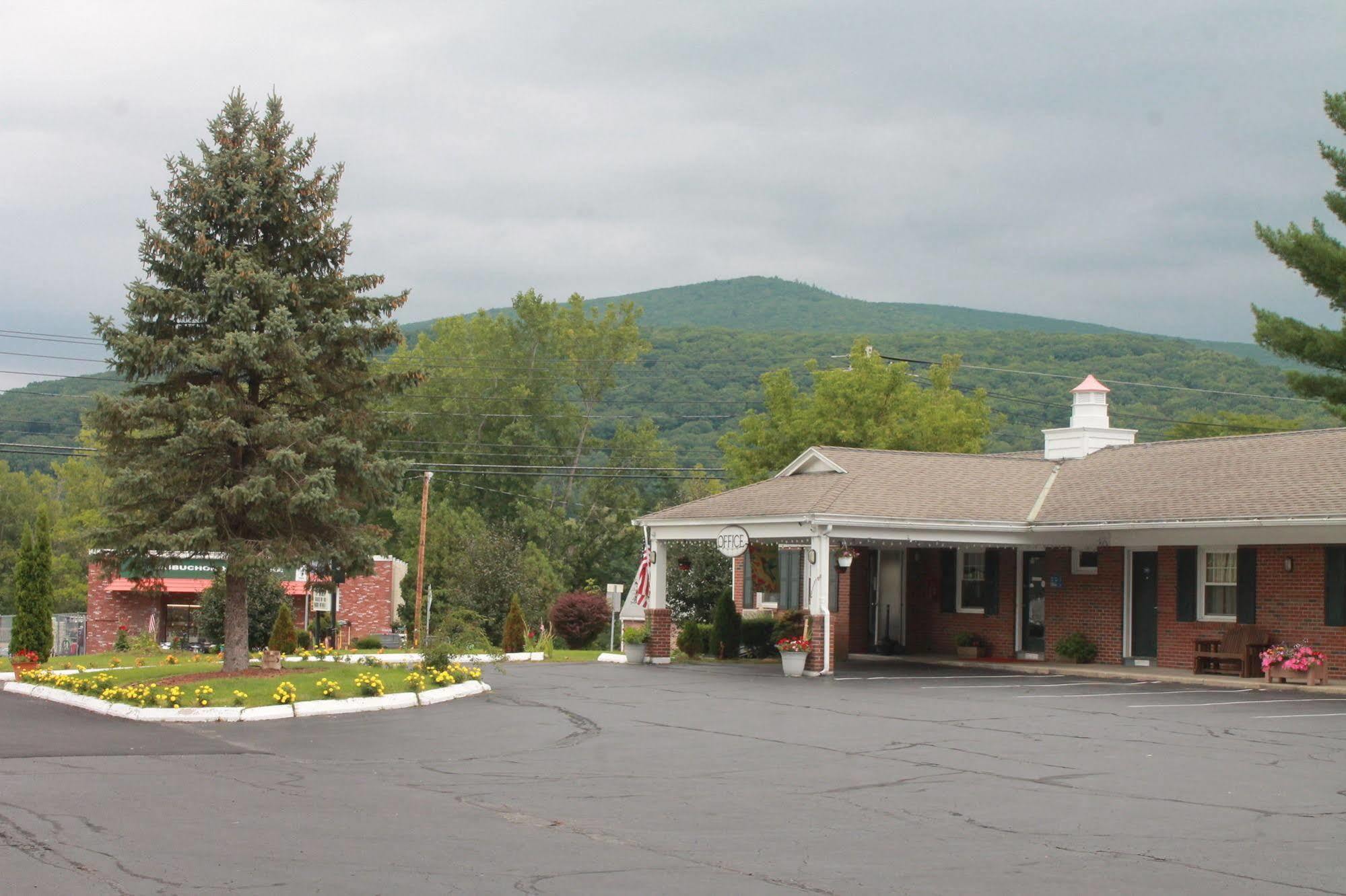 Howard Johnson By Wyndham Williamstown Bagian luar foto