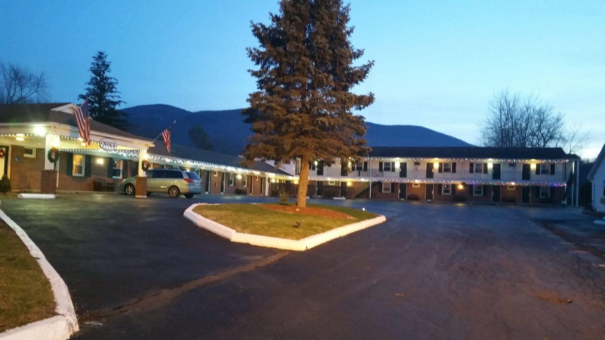 Howard Johnson By Wyndham Williamstown Bagian luar foto