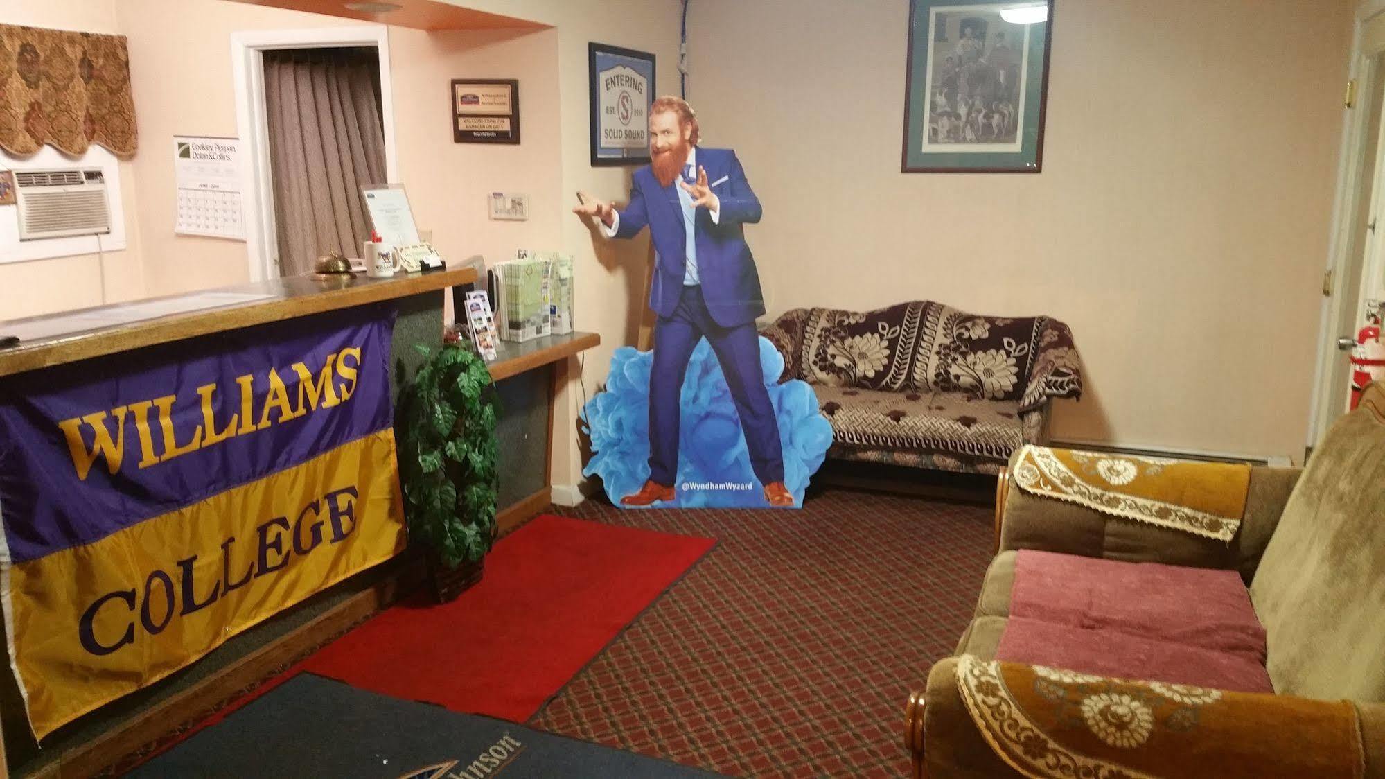 Howard Johnson By Wyndham Williamstown Bagian luar foto
