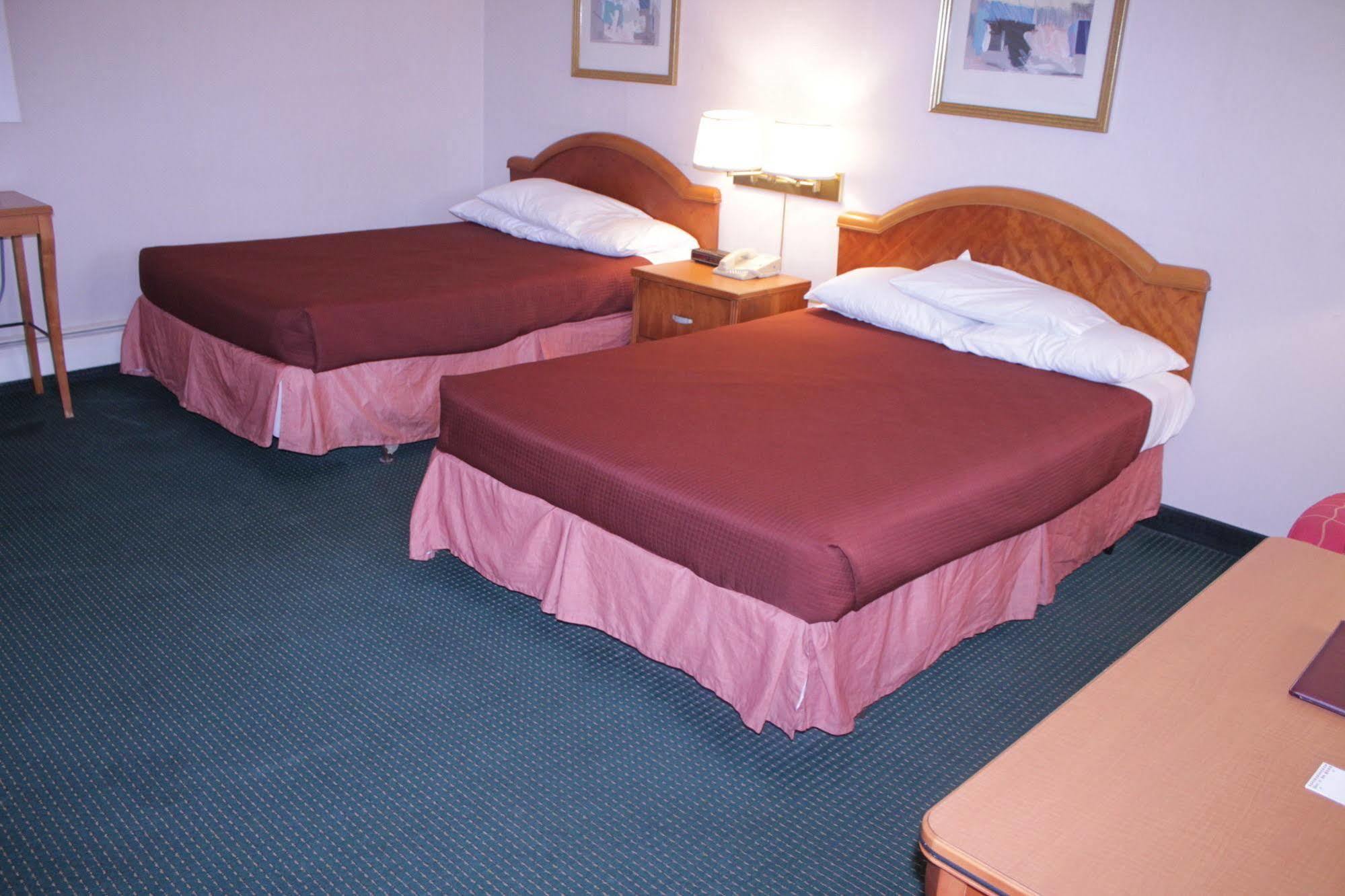 Howard Johnson By Wyndham Williamstown Bagian luar foto