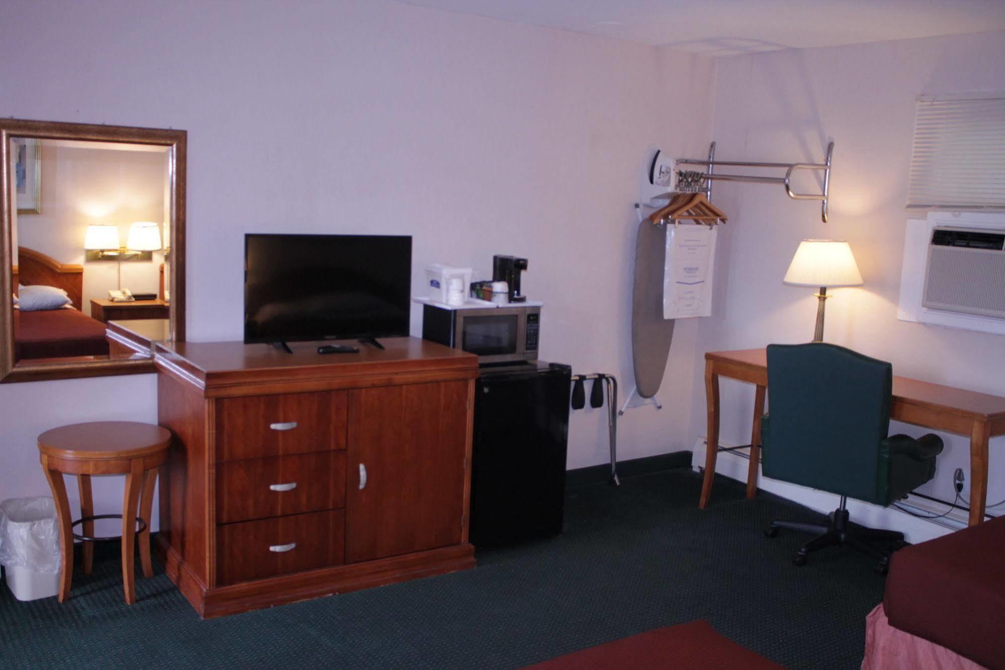 Howard Johnson By Wyndham Williamstown Bagian luar foto