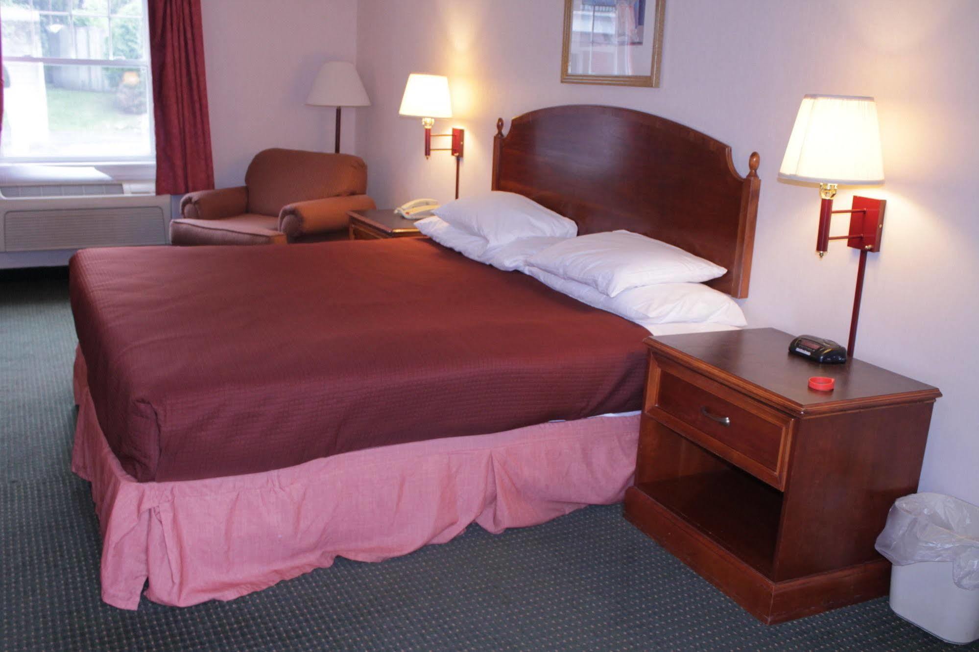 Howard Johnson By Wyndham Williamstown Bagian luar foto