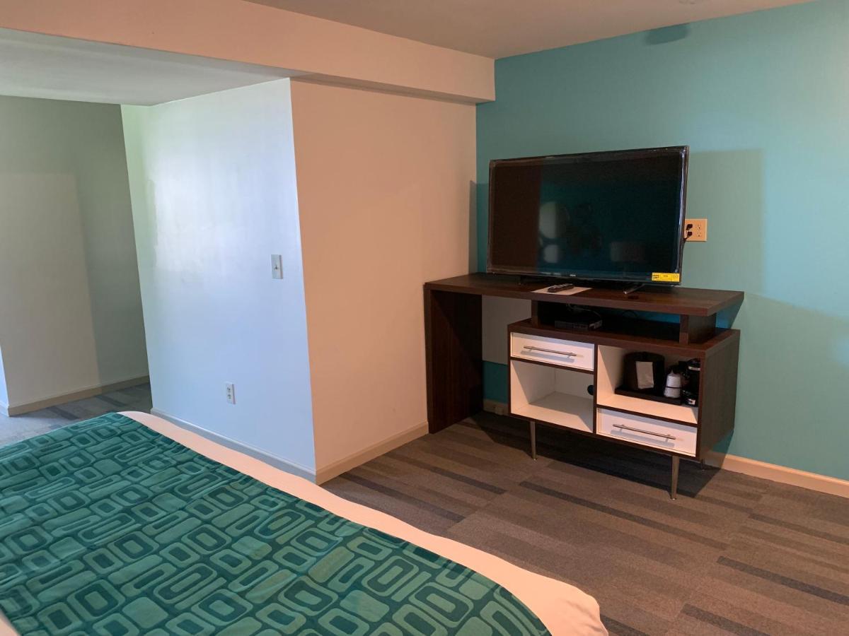 Howard Johnson By Wyndham Williamstown Bagian luar foto