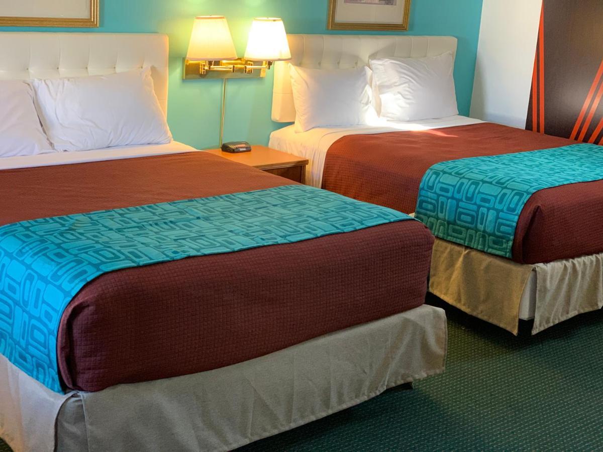 Howard Johnson By Wyndham Williamstown Bagian luar foto