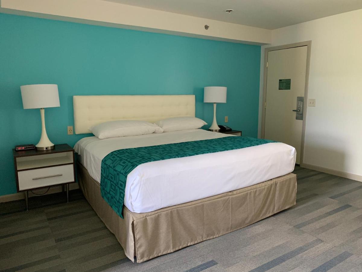 Howard Johnson By Wyndham Williamstown Bagian luar foto